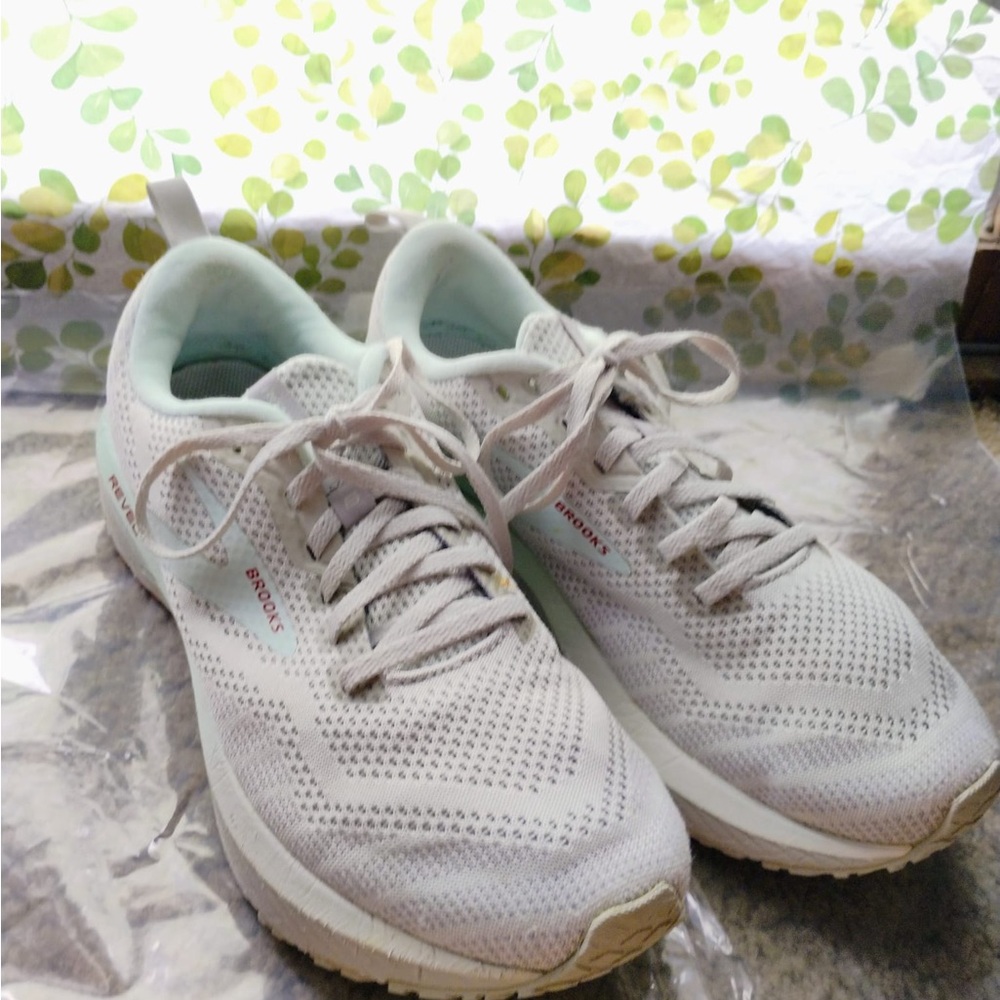 Brooks Women's Gray and White Sneakers Size 10